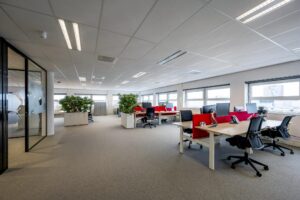 Modern en licht kantoorinterieur aan de H.J.E. Wenckebachweg met werkplekken, bureaustoelen en groene planten.